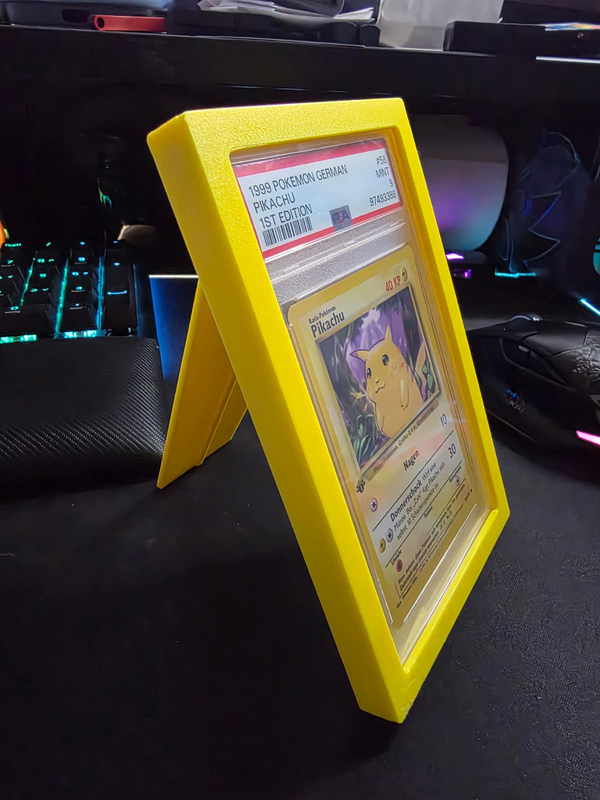 3D gedruckter Karten-Aufsteller mit Wandfunktion – PSA/Slab kompatibel