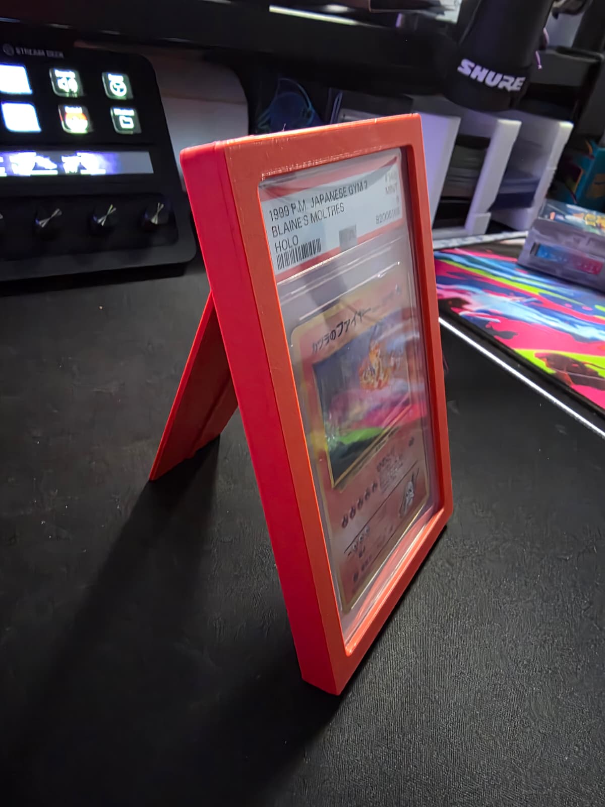3D gedruckter Karten-Aufsteller mit Wandfunktion – PSA/Slab kompatibel